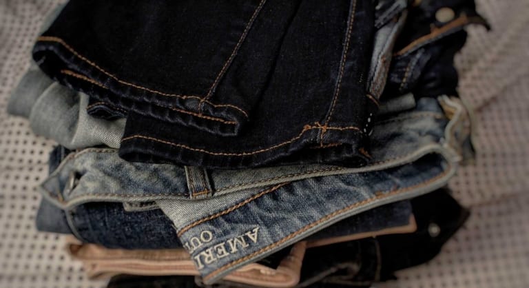Cách giặt quần jeans mới mua không bị phai màu
